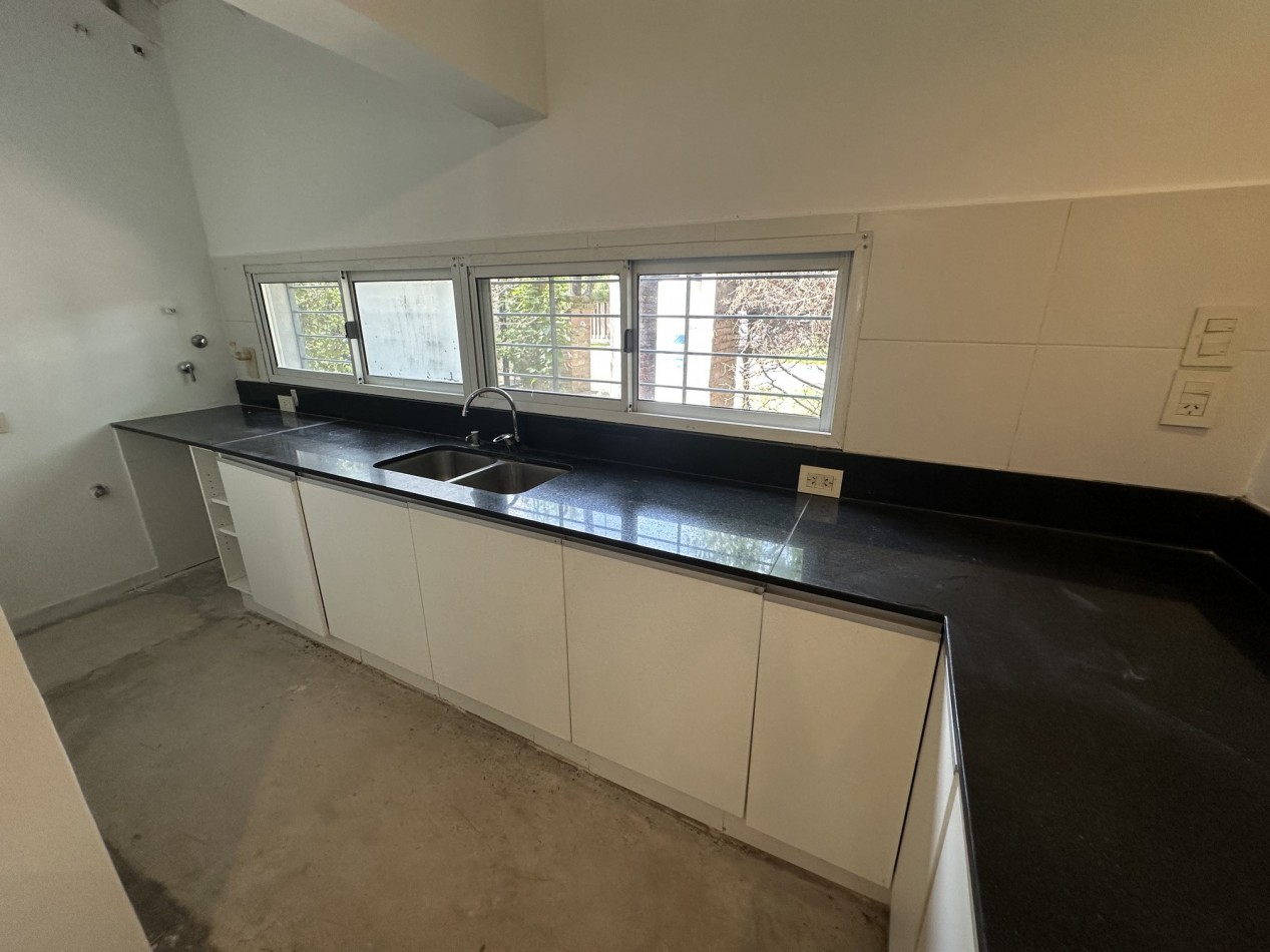 Alquiler Casa 4 dormitorios 3 baños con piscina en "Funes R"
