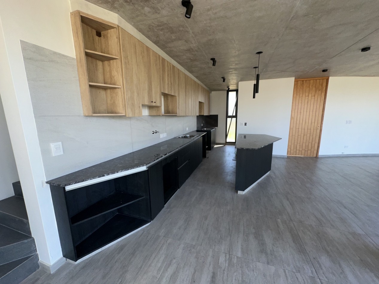 Casa de diseño a estrenar con 3 dorm, quincho y pileta