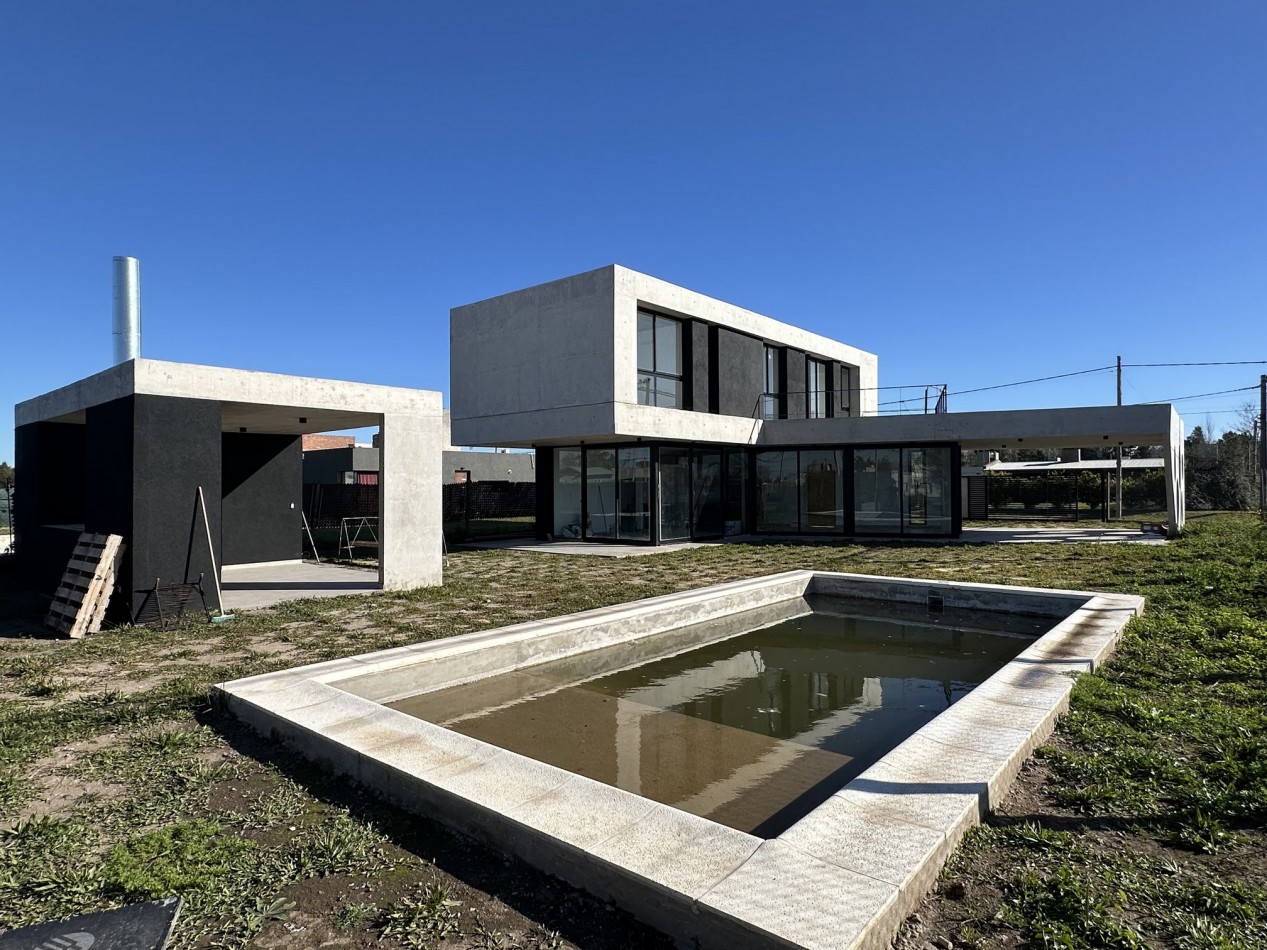 Casa de diseño a estrenar con 3 dorm, quincho y pileta