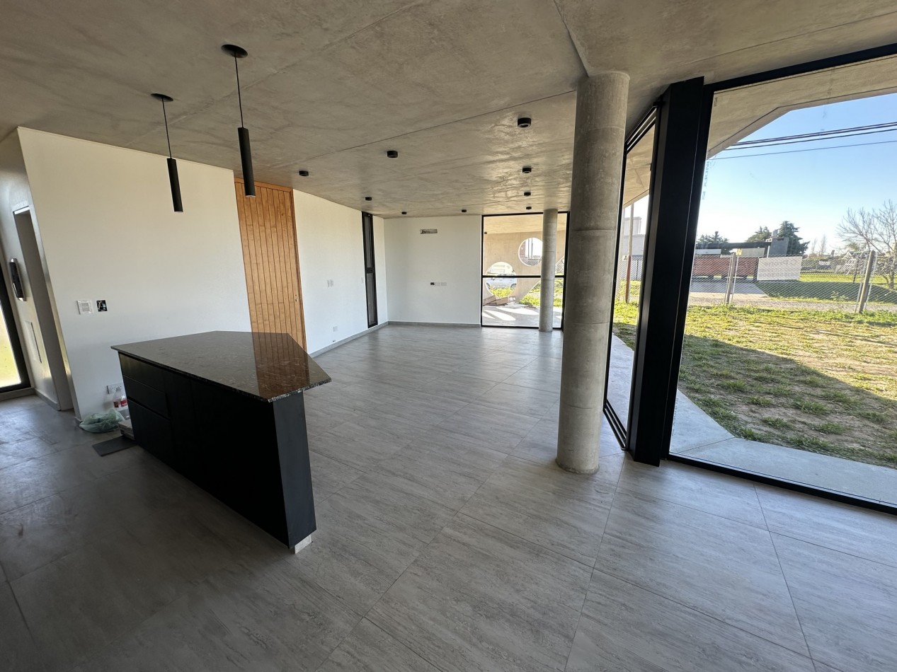 Casa de diseño a estrenar con 3 dorm, quincho y pileta