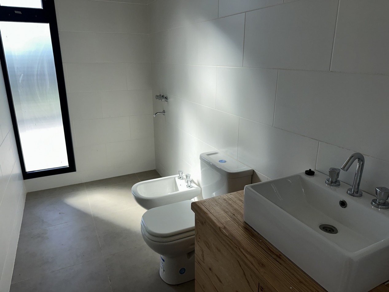 Casa de diseño a estrenar con 3 dorm, quincho y pileta