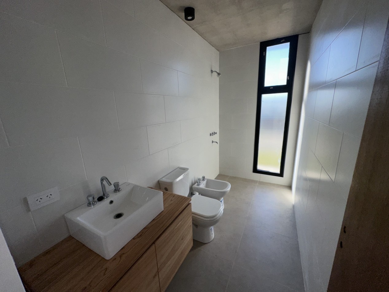 Casa de diseño a estrenar con 3 dorm, quincho y pileta