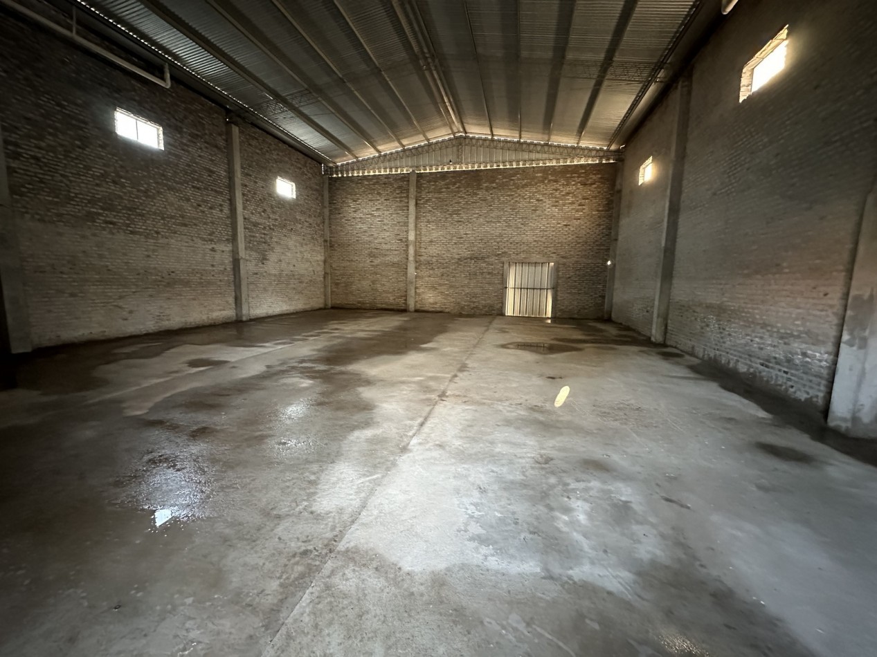 Venta Galpon 200 m2 en Funes