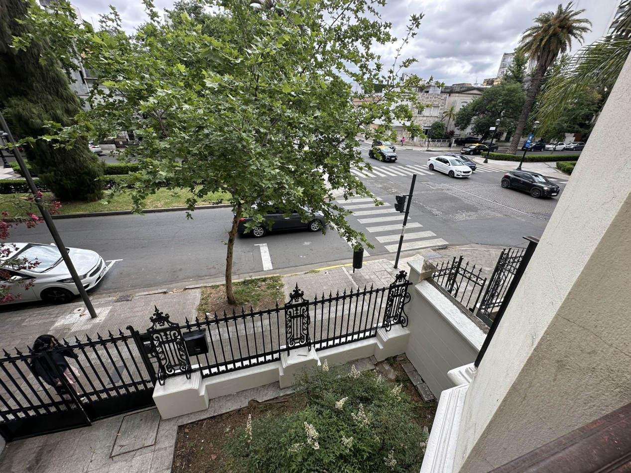 Casona de categoria en alquiler sobre Boulevard Oroño