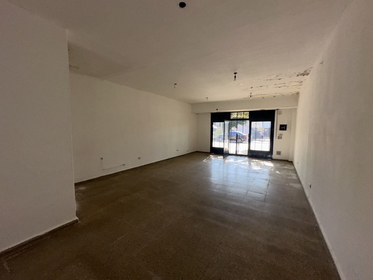 Locales comerciales + galpon en venta