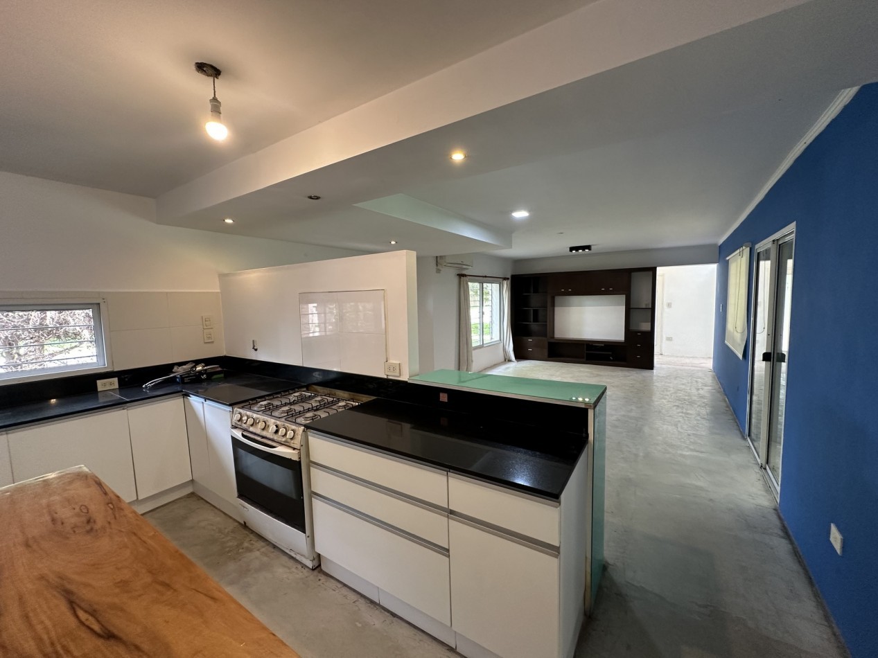 Venta Casa 4 dormitorios 3 baños con piscina en "Funes R"