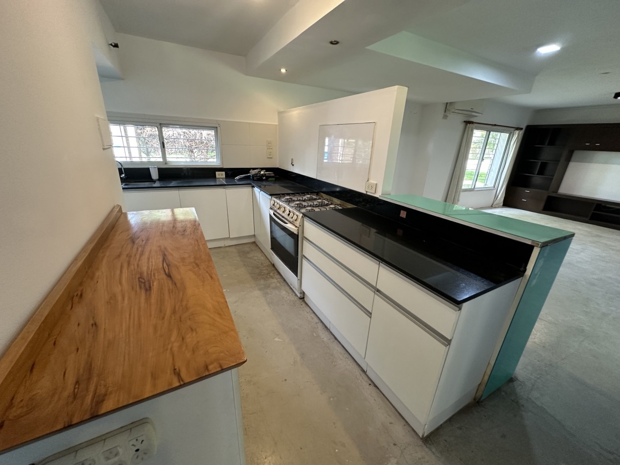 Venta Casa 4 dormitorios 3 baños con piscina en "Funes R"