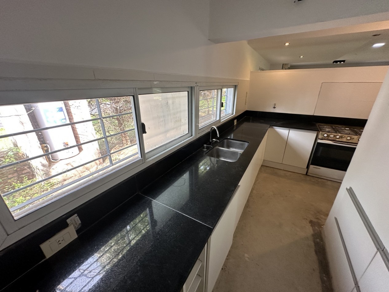 Venta Casa 4 dormitorios 3 baños con piscina en "Funes R"