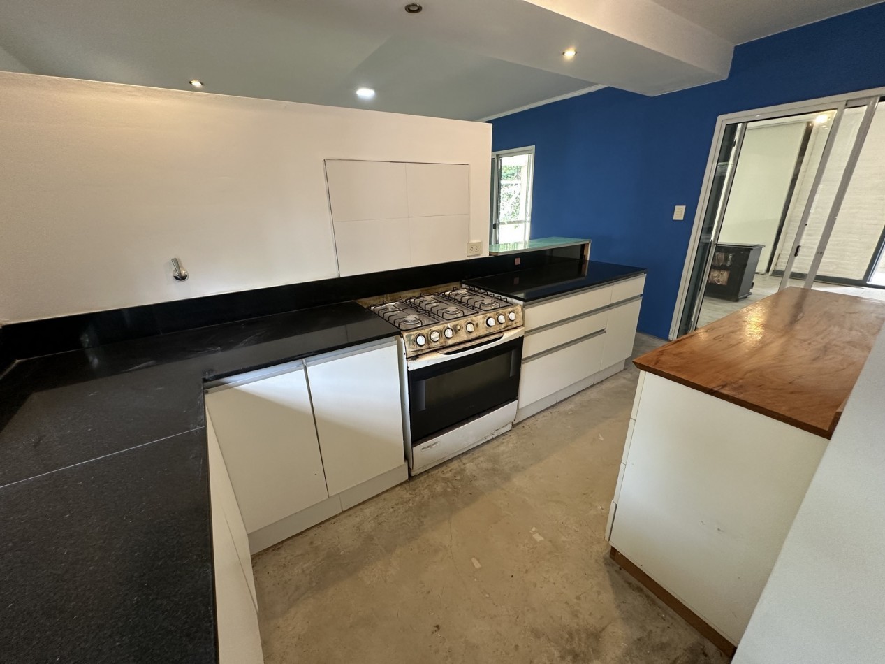 Venta Casa 4 dormitorios 3 baños con piscina en "Funes R"