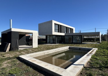 Casa de diseño a estrenar con 3 dorm, quincho y pileta
